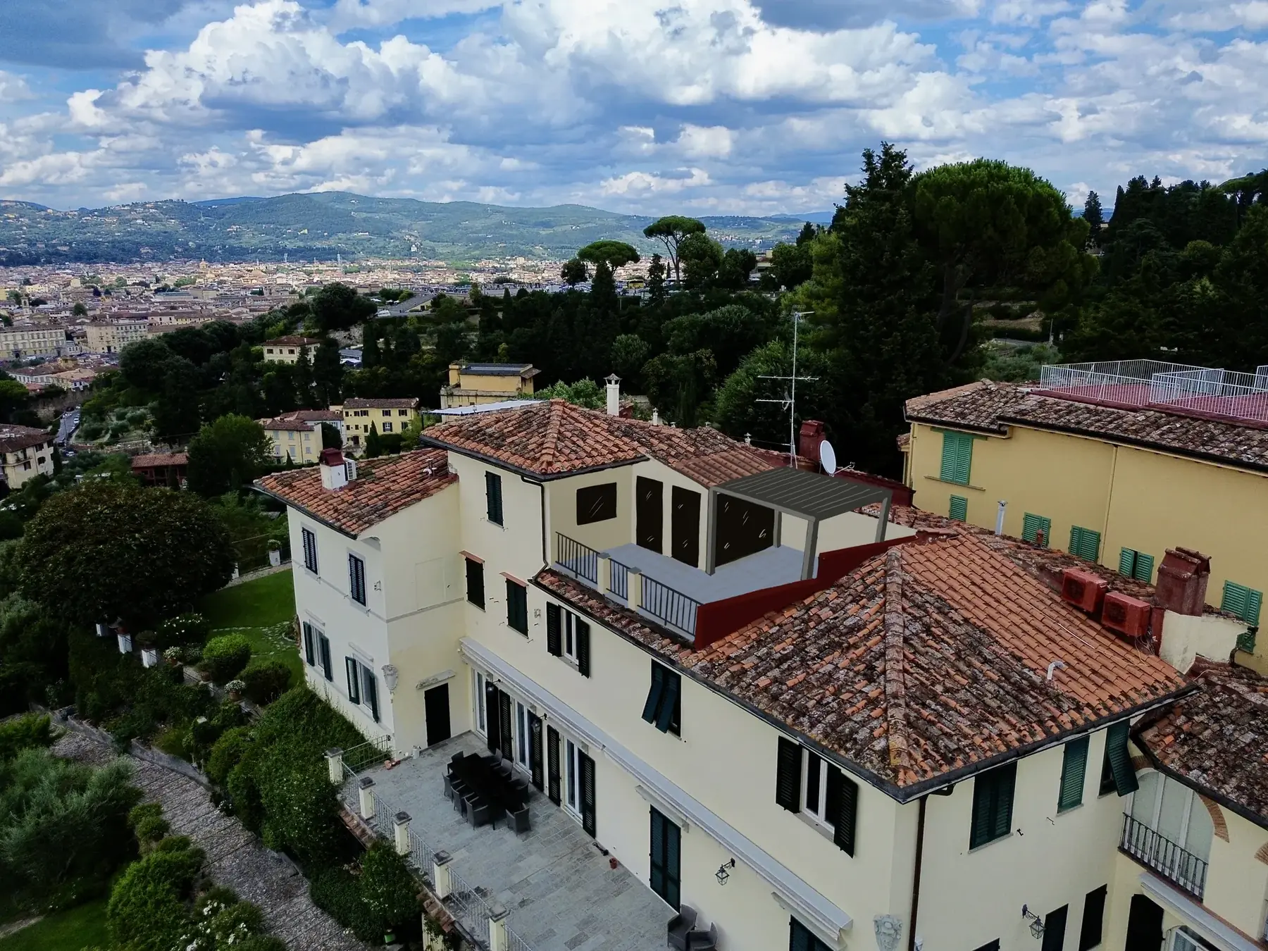 Una casa e i suoi spazi esterni